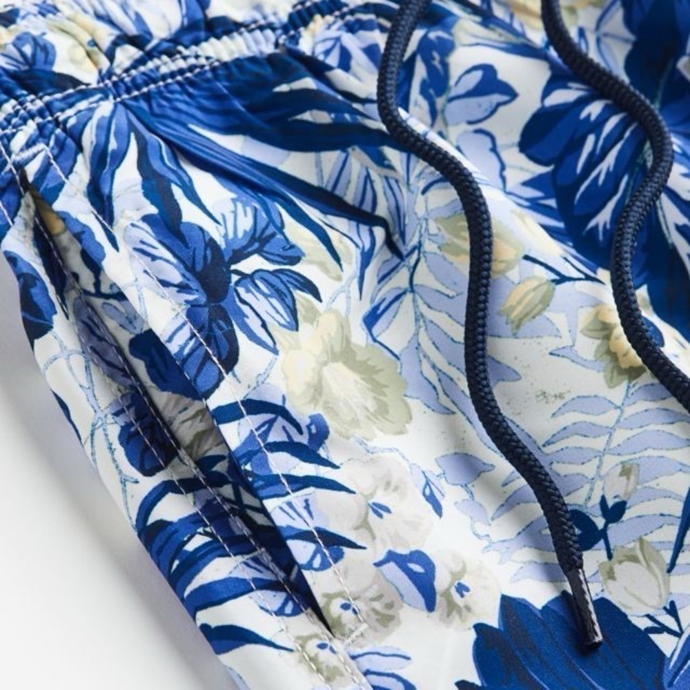 H&M Men’s Patterned Swim Shorts - Picture 4 of 8